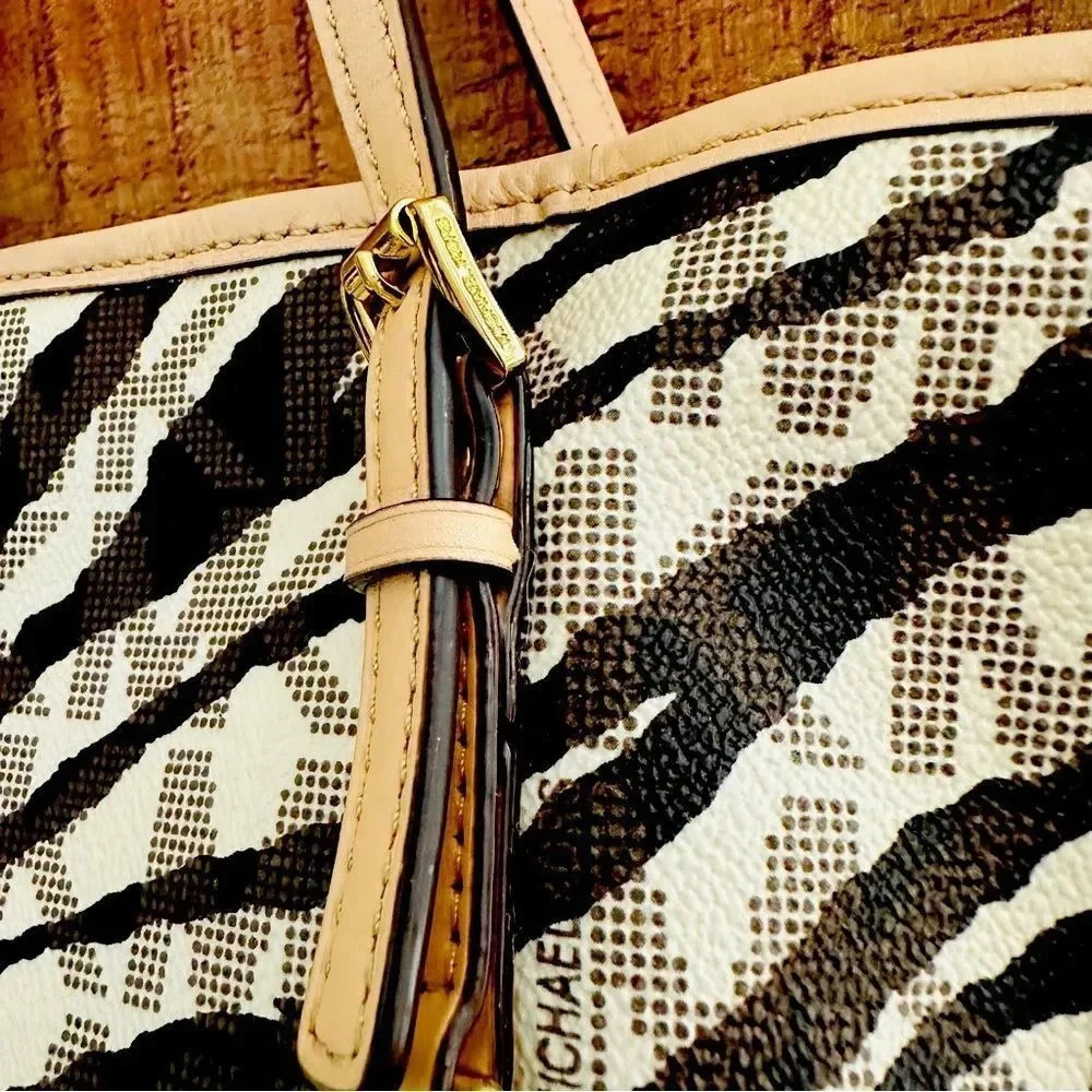 Micheal Kors Rare Medium White Tiger Jet Set Travel Tote - Picture 6 of 15